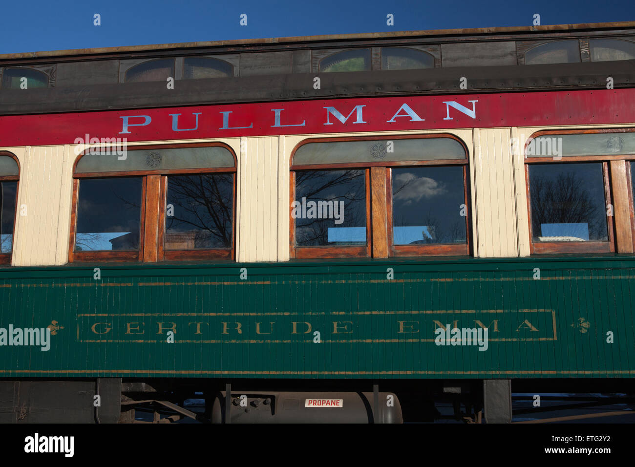 Gros plan détail extérieur d'une voiture de train de voyageurs Pullman restauré sur l'affichage à un train museum aux États-Unis. Banque D'Images