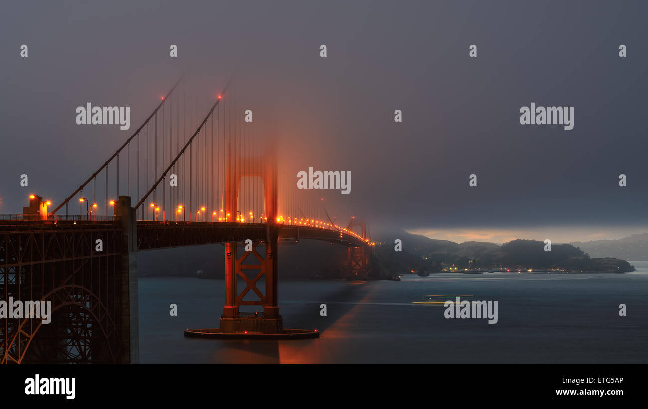 Soir brumeux au Golden Gate Bridge, San Francisco, Californie Banque D'Images