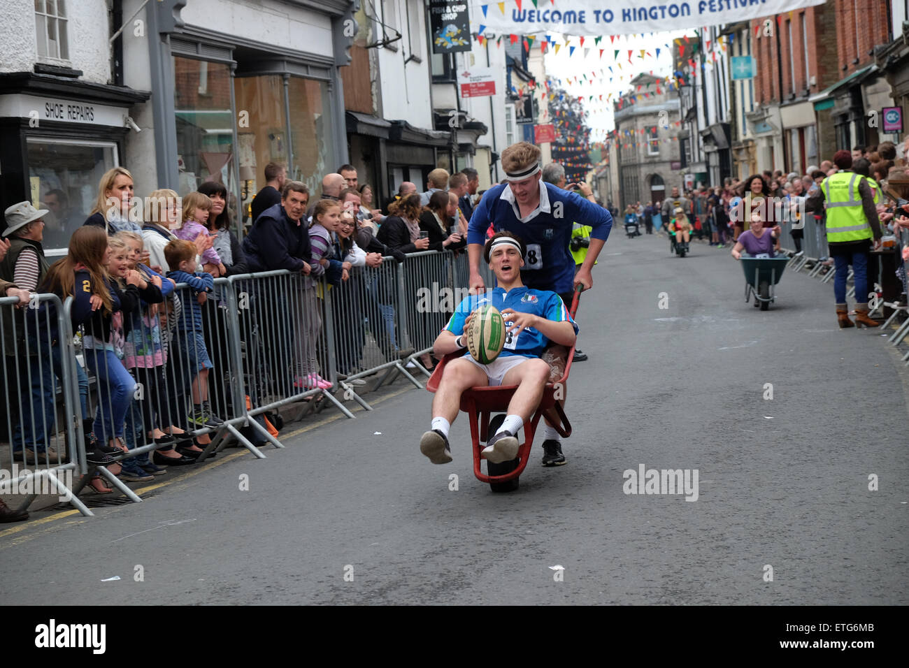 Kington, Herefordshire, Angleterre. 13 Juin, 2015. Course de brouettes Festival Kington concurrents dans ce ans 39e course de brouettes a couru autour de la ville d'arrêter de boire à chaque pub en route. Ici concurrents habillés comme des joueurs de rugby italien course à travers le centre-ville après plusieurs pintes. Banque D'Images