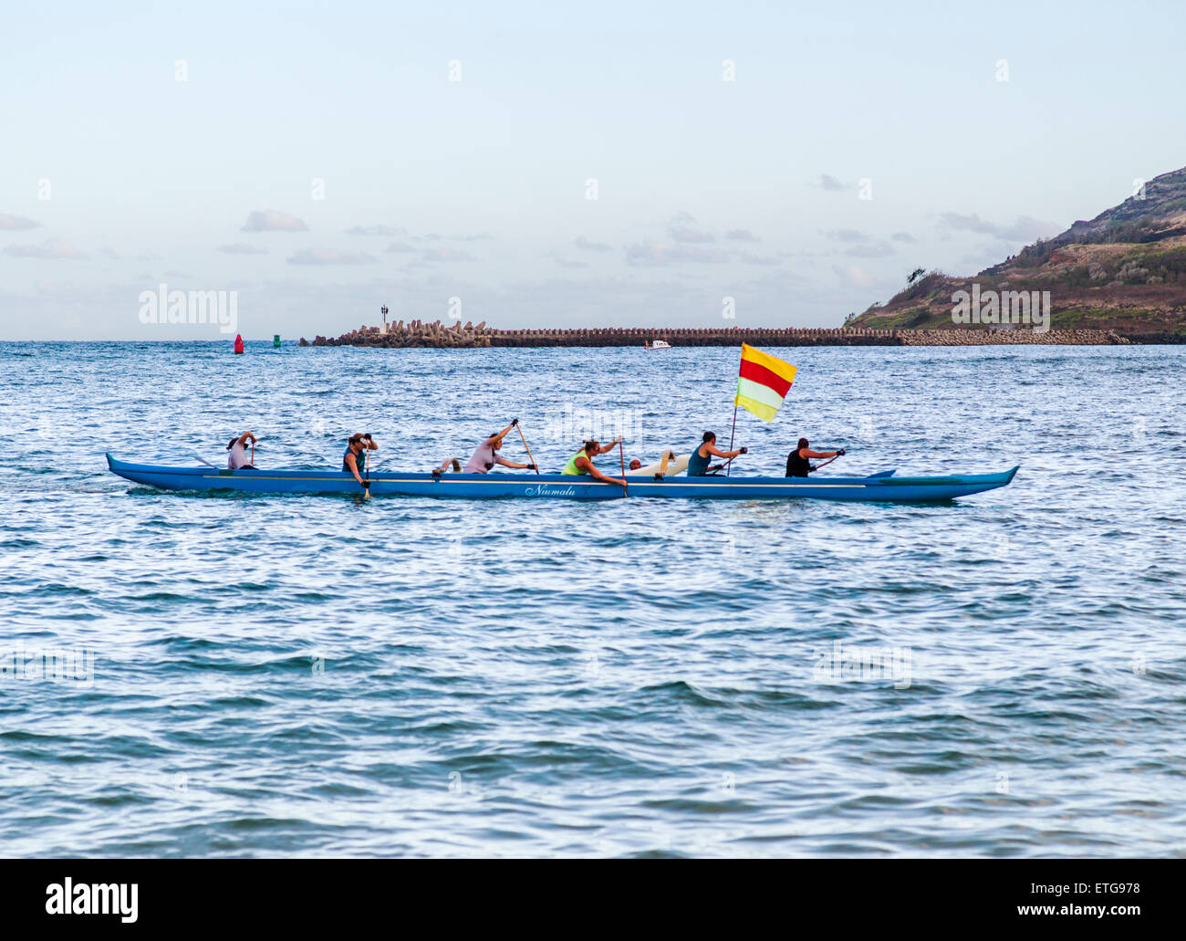 Les pagayeurs indigènes en pirogue, Kalapaki Beach, Kaua'i, Hawaii, USA Banque D'Images