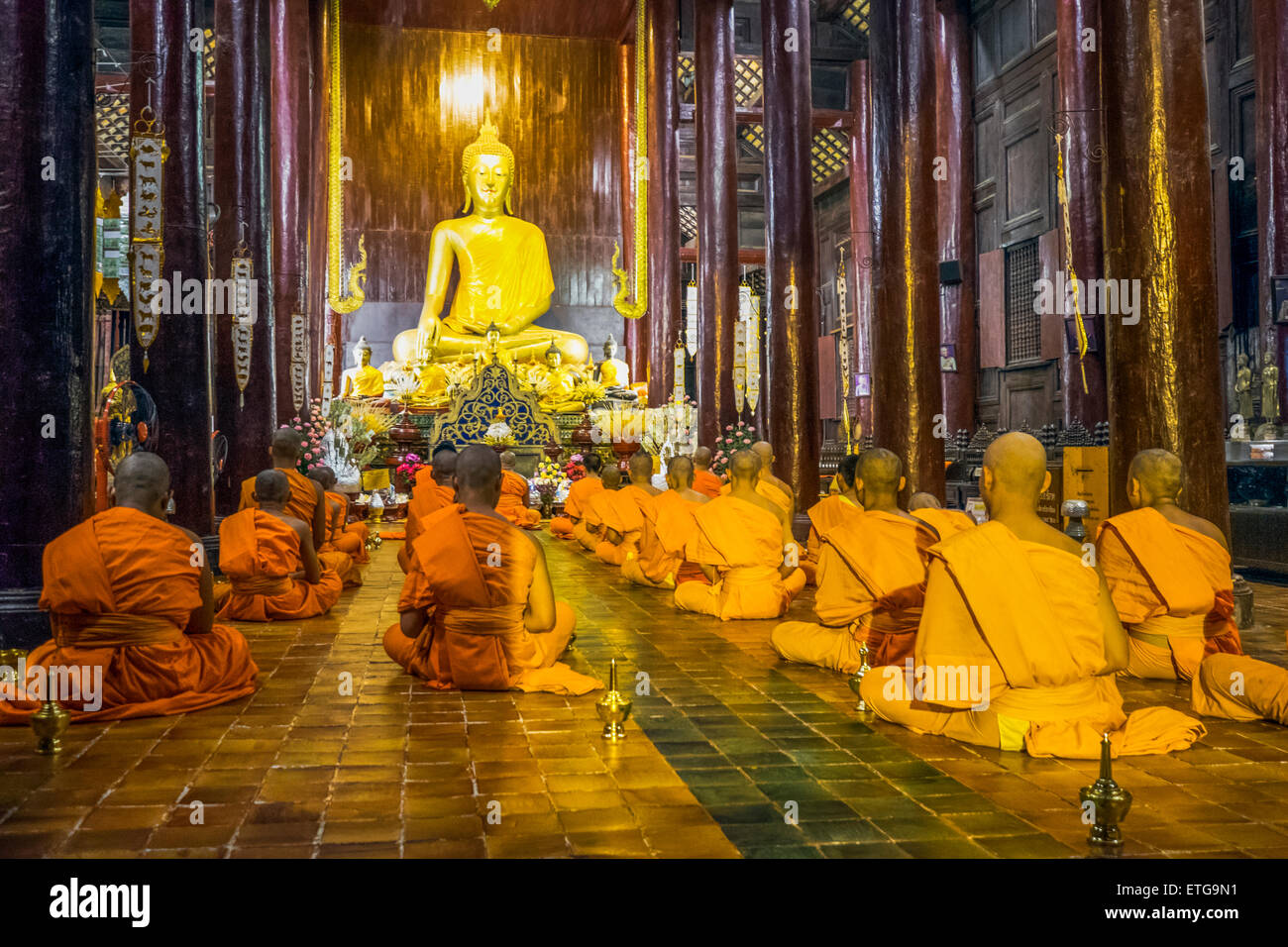 L'Asie. La Thaïlande, Chiang Mai. Wat Phra Singh. La prière des moines. Banque D'Images