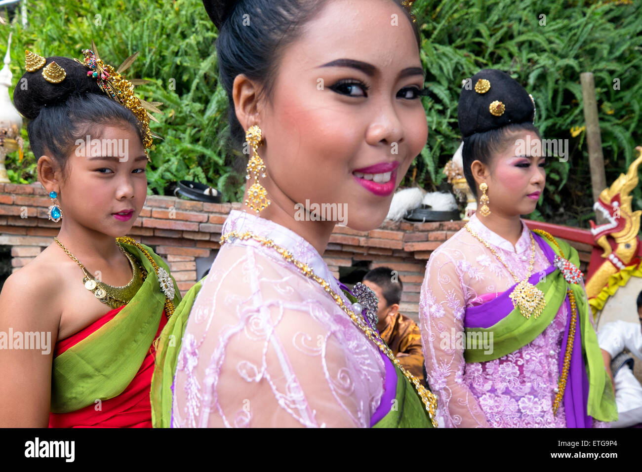 L'Asie. La Thaïlande, Chiang Mai. Wat Doi Suthep. Les jeunes filles portant le costume traditionnel thaï. Banque D'Images