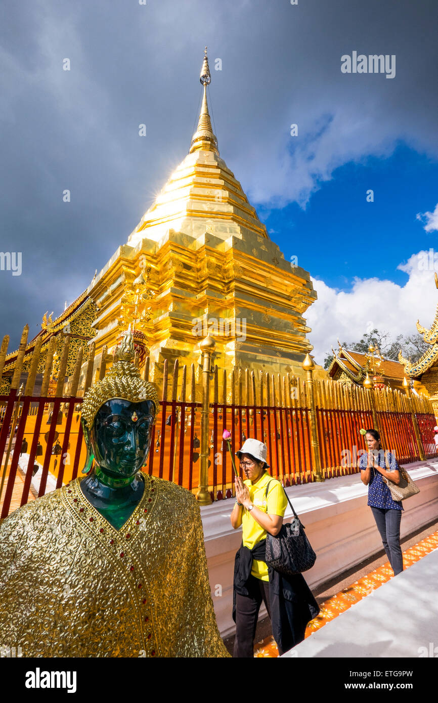 L'Asie. La Thaïlande, Chiang Mai. Wat Doi Suthep. Les fidèles prient en allant autour du Chedi. Banque D'Images