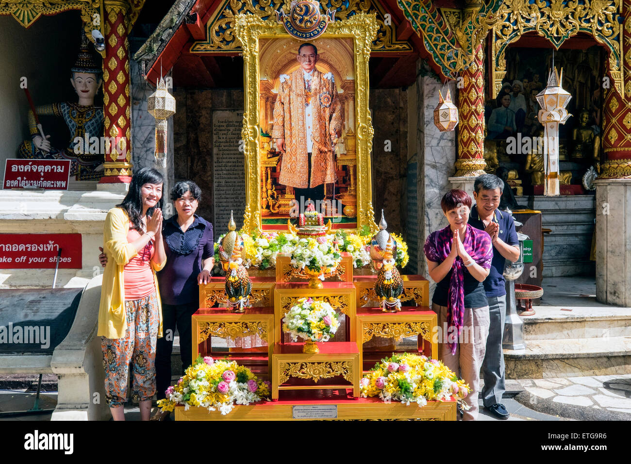 L'Asie. La Thaïlande, Chiang Mai. Wat Doi Suthep. Les Thaïlandais fervente photographié devant l'effigie du Roi. Banque D'Images