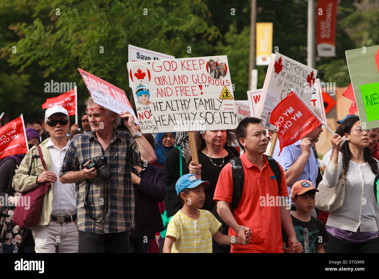 Des milliers de personnes protestent contre la controversée du gouvernement libéral sexe-education curriculum à Toronto, Canada Banque D'Images