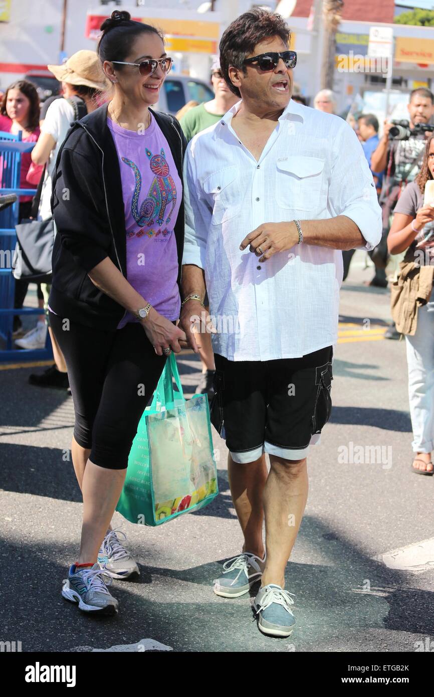 Erik Estrada et son épouse visitez le marché des fermiers dans Studio City. Avec : Erik Estrada, Nanette Mirkovitch Où : Los Angeles, California, United States Quand : 15 février 2015 Source : WENN.com Banque D'Images