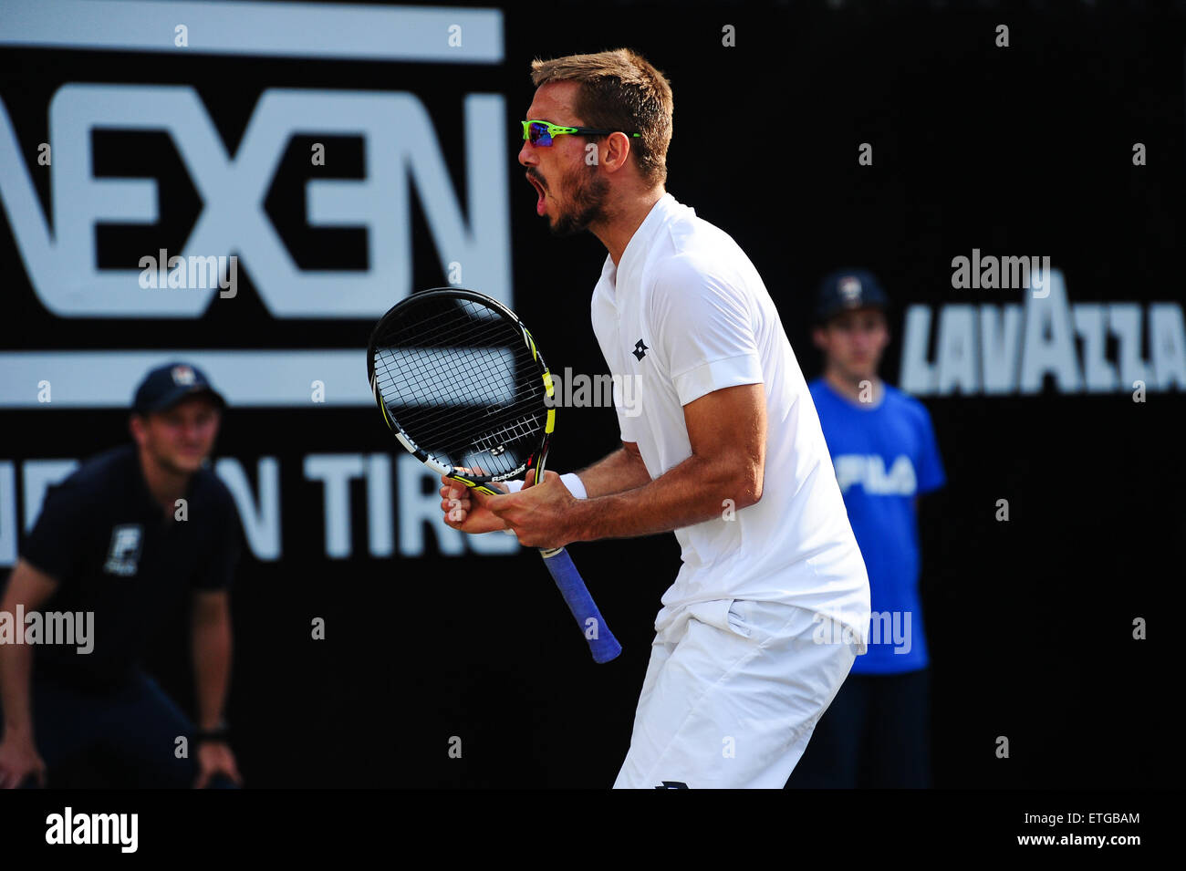 Stuttgart, Allemagne. 13 Juin, 2015. Viktor Troicki cheers au cours d'un match contre le champion de l'US Open Marin Cilic en demi-finale de la coupe de Mercedes à Stuttgart. Photo : Miroslav Dakov/ Alamy Live News Banque D'Images