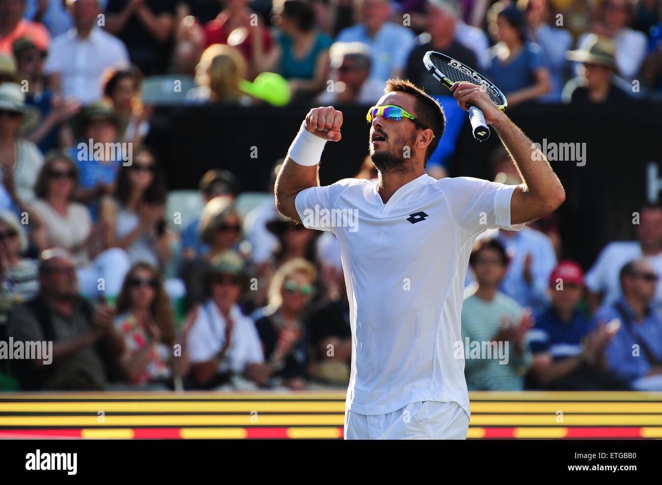 Stuttgart, Allemagne. 13 Juin, 2015. Viktor Troicki soulève des mains après avoir remporté dans la Mercedes la demi-finale contre le champion de l'US Open avec Marin Cilic 6-3, 6-7, 7-6 à Stuttgart. Photo : Miroslav Dakov/ Alamy Live News Banque D'Images