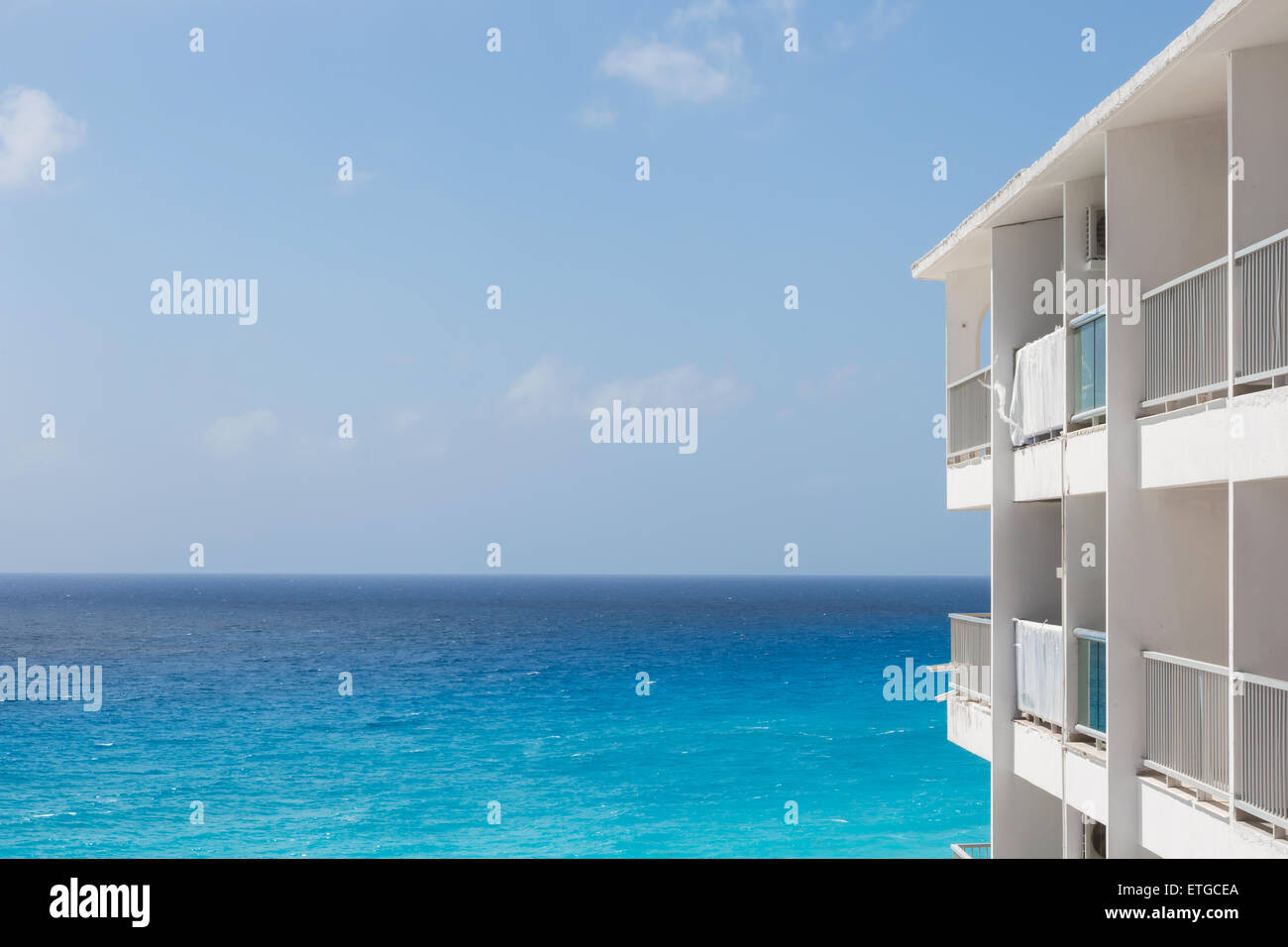Hôtel de luxe avec balcon, vue aérienne sur la mer des Caraïbes Banque D'Images Hôtel de luxe avec balcon, vue aérienne sur la mer des Caraïbes Banque D'Images