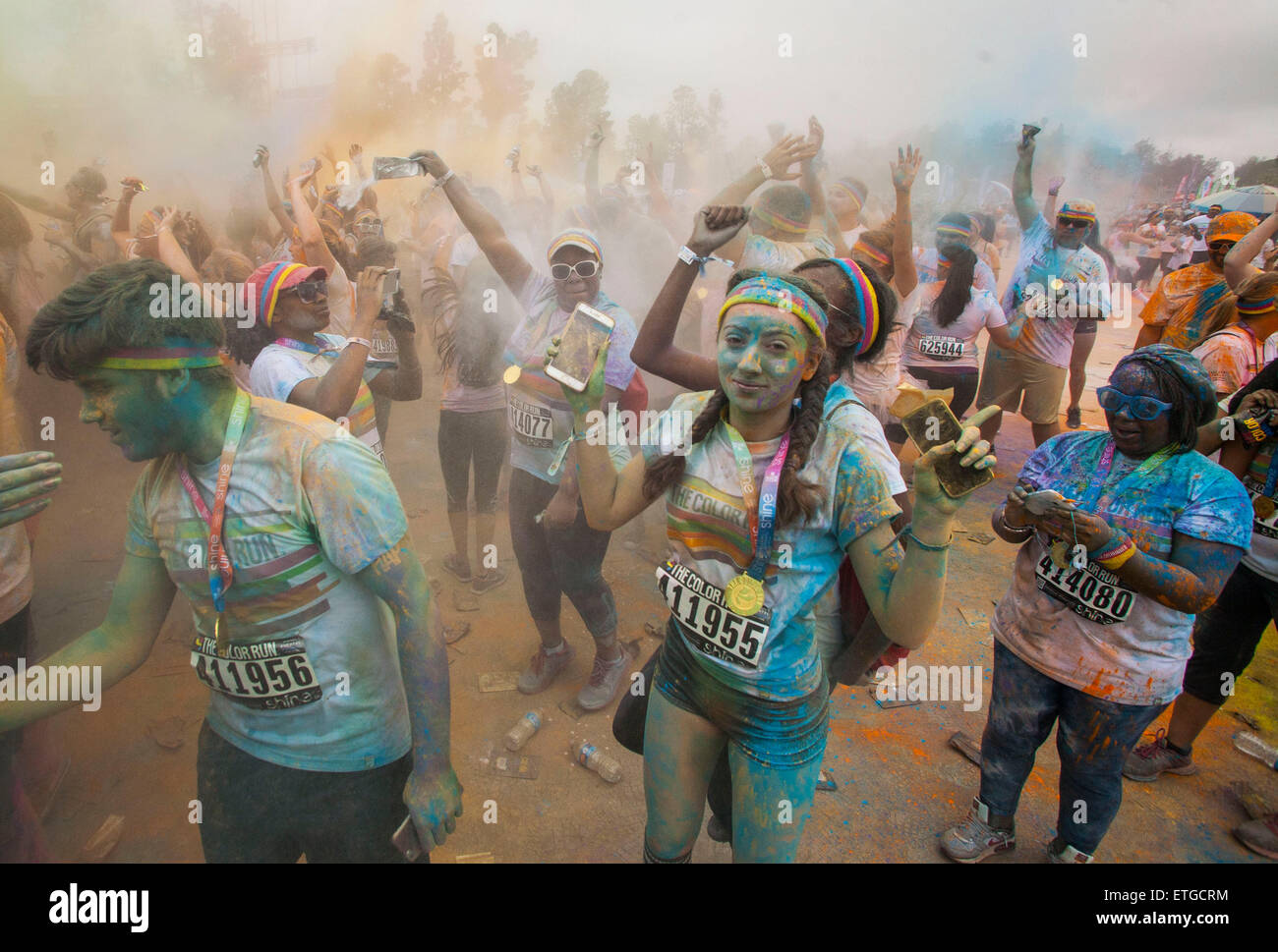 Los Angeles, USA. 13 Juin, 2015. Glissières de revel dans la Color Run au stade Dodgers de Los Angeles, États-Unis, le 13 juin 2015. Des milliers de coureurs ont pris part à l'événement ici le samedi. Credit : Zhao Hanrong/Xinhua/Alamy Live News Banque D'Images Los Angeles, USA. 13 Juin, 2015. Glissières de revel dans la Color Run au stade Dodgers de Los Angeles, États-Unis, le 13 juin 2015. Des milliers de coureurs ont pris part à l'événement ici le samedi. Credit : Zhao Hanrong/Xinhua/Alamy Live News Banque D'Images