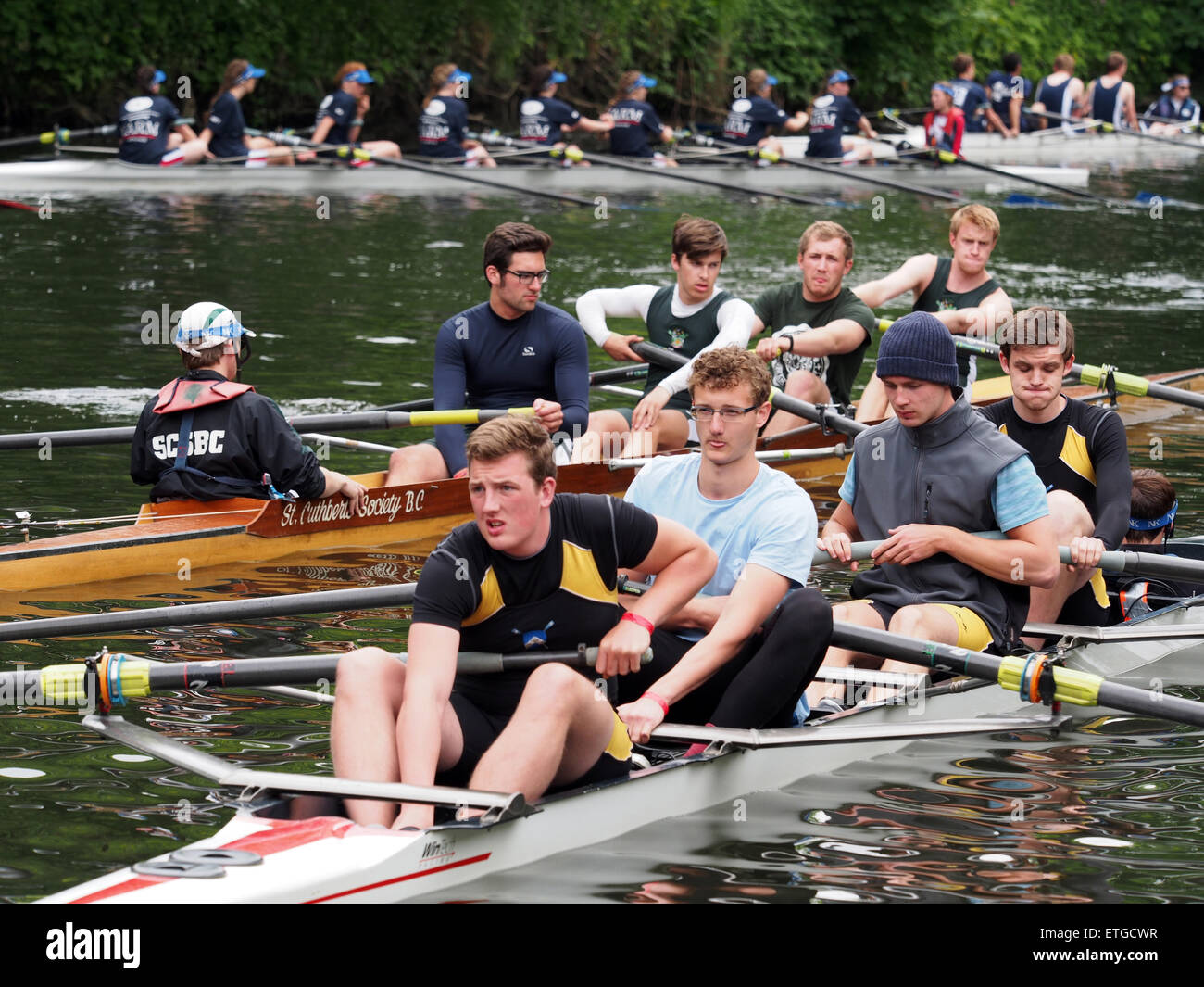 Durham, Royaume-Uni. 13 Juin, 2015. Concurrents en attente à l'aire de rassemblement au cours de la 182 e Régate de Durham. Régate de Durham est la deuxième plus ancienne du pays, précédé seulement par Chester régate. Aujourd'hui, la régate se déroule sur un 750m 'court' cours sur la pittoresque rivière porter dans la ville de Durham, et attire régulièrement plus de deux mille concurrents et dix mille spectateurs de partout au Royaume-Uni. Credit : AC Images/Alamy Live News Banque D'Images