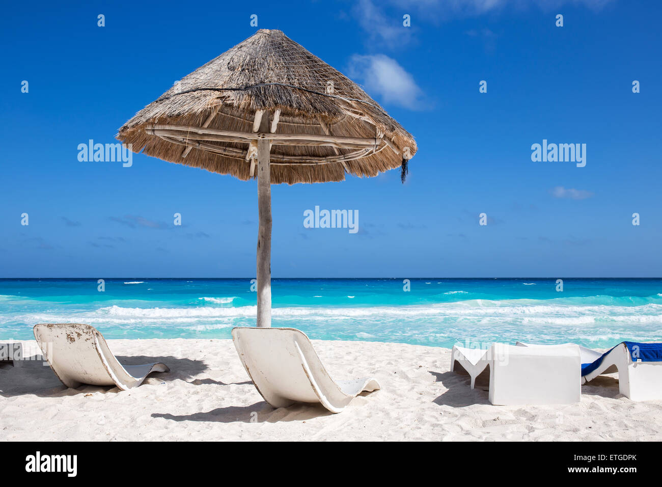 Côte de la mer des Caraïbes avec parasol et lits de plage en bois. Locations de concept Banque D'Images