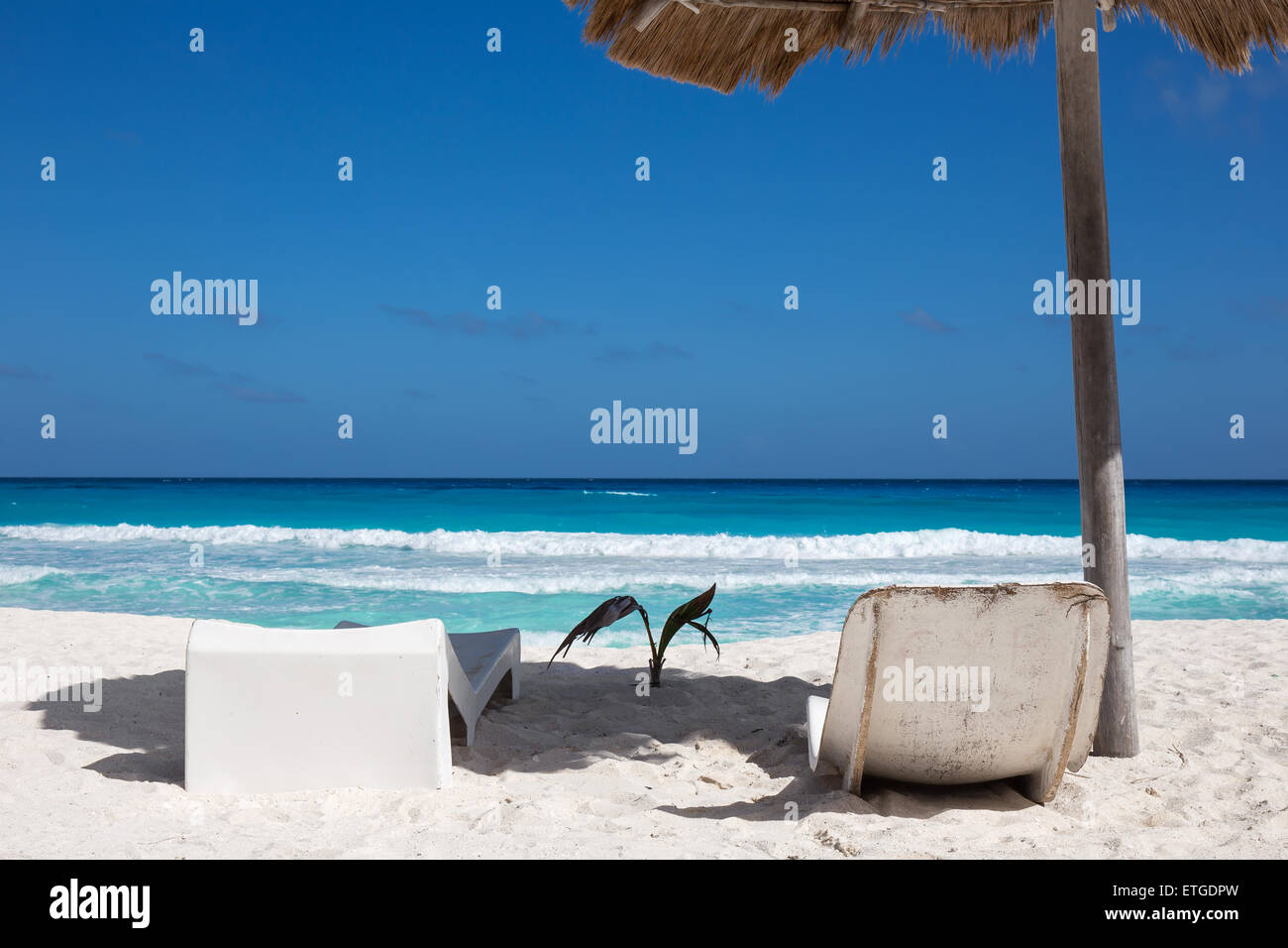 Côte de la mer des Caraïbes avec parasol et lits de plage en bois. Locations de concept Banque D'Images