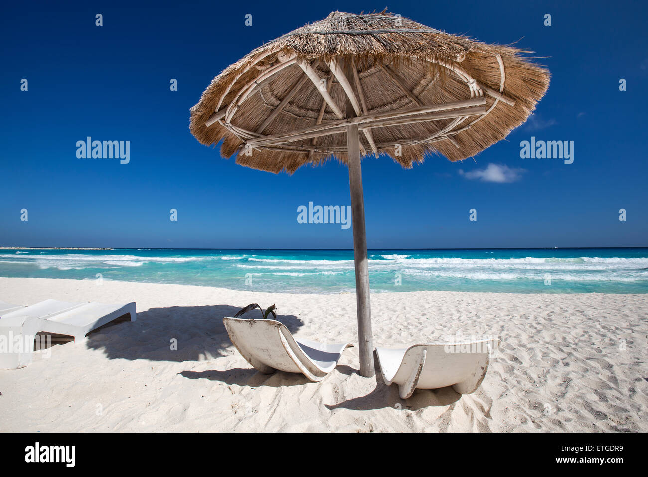 Côte de la mer des Caraïbes avec parasol et lits de plage en bois. Locations de concept Banque D'Images Côte de la mer des Caraïbes avec parasol et lits de plage en bois. Locations de concept Banque D'Images