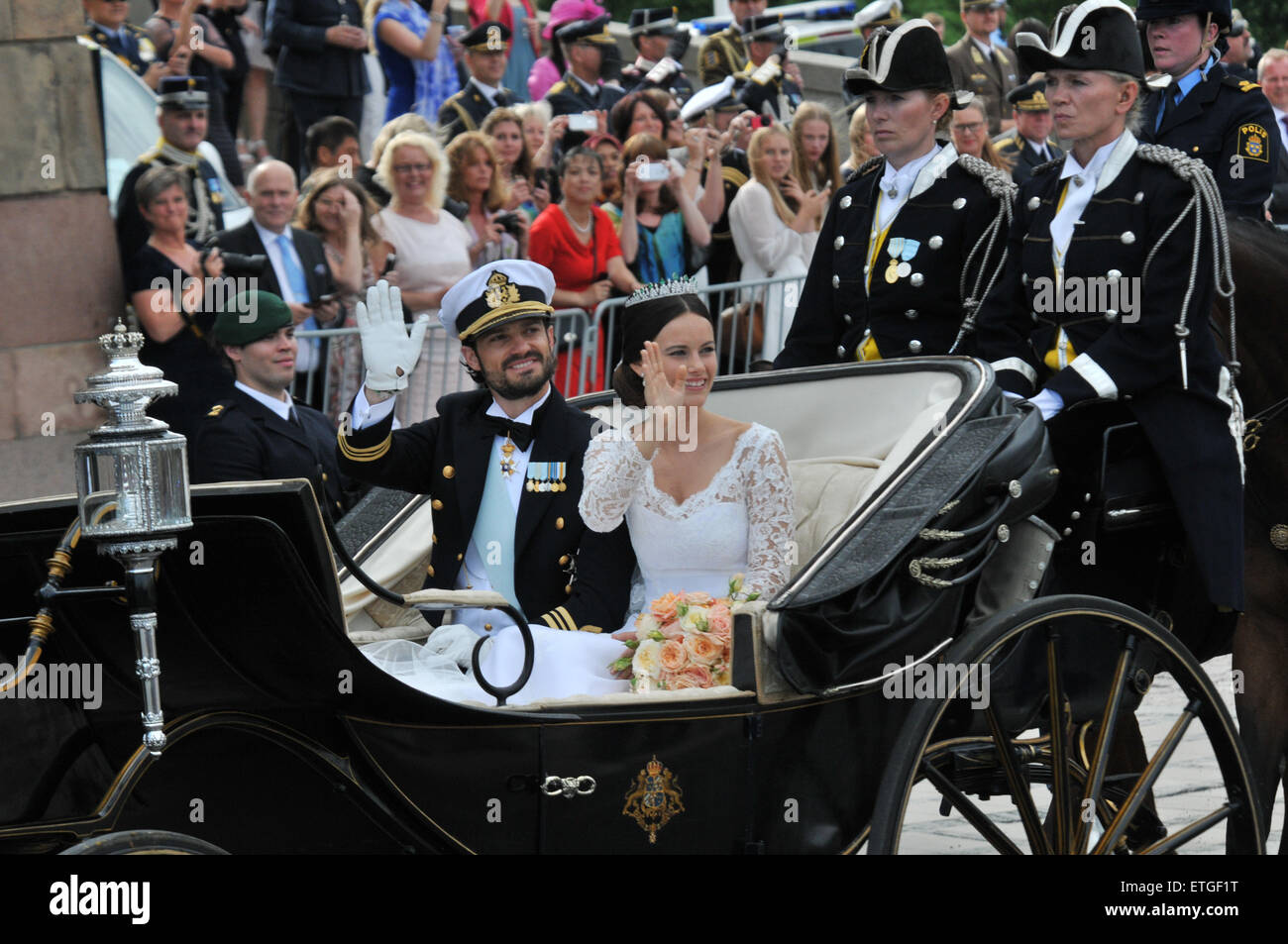 Stockholm, Suède. 13 Juin, 2015. La Suède est le prince Carl Philip et la Princesse Sofia dans le chariot d'accueillir les personnes après leur cérémonie de mariage à la Chapelle Royale de Stockholm, Suède, le 13 juin 2015. © Rob Schoenbaum/Xinhua/Alamy Live News Banque D'Images