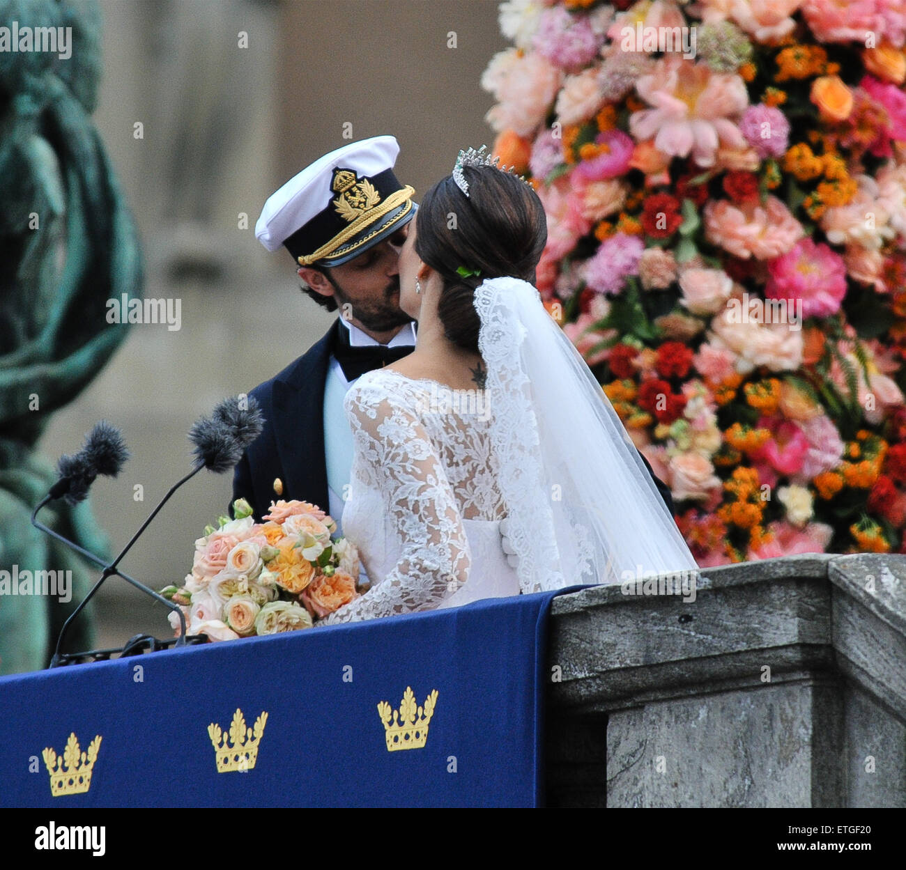 Stockholm, Suède. 13 Juin, 2015. La Suède est le prince Carl Philip bisous Princess Sofia après leur cérémonie de mariage au Palais de Stockholm à Stockholm, Suède, le 13 juin 2015. © Rob Schoenbaum/Xinhua/Alamy Live News Banque D'Images