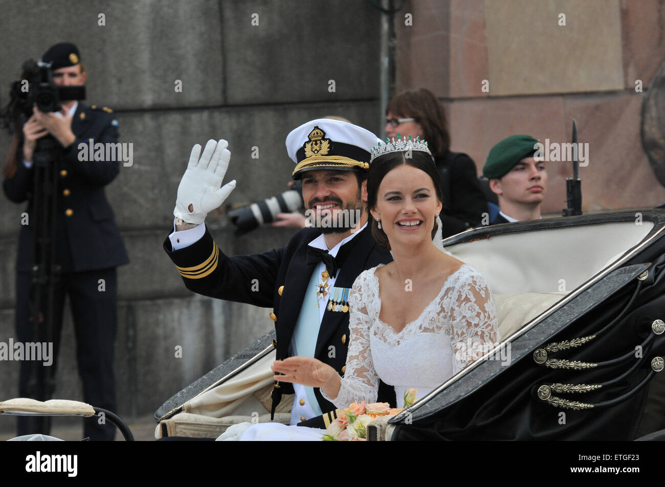 Stockholm, Suède. 13 Juin, 2015. La Suède est le prince Carl Philip et la Princesse Sofia dans le chariot d'accueillir les personnes après leur cérémonie de mariage à la Chapelle Royale de Stockholm, Suède, le 13 juin 2015. © Rob Schoenbaum/Xinhua/Alamy Live News Banque D'Images