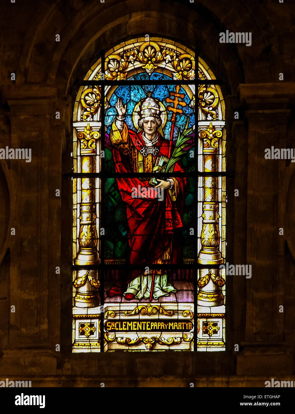 Vitrail représentant le Pape Clément I, évêque de Rome de 92 à 99, martyr et saint patron des marins Banque D'Images