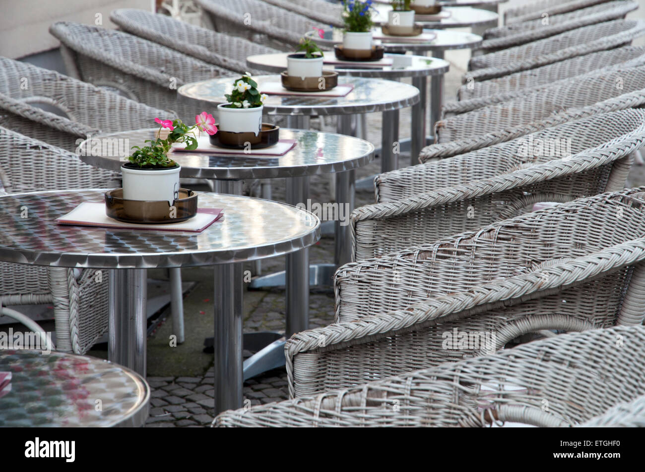 Table et chaises vides dans un restaurant en plein air Allemagne Europe Banque D'Images