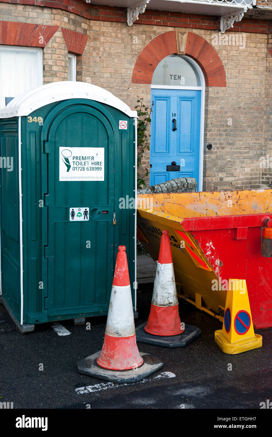 Refuser de passer les toilettes portables et en face d'une maison à rénover, à l'Est de l'Angleterre Angleterre Europe Angleia Banque D'Images