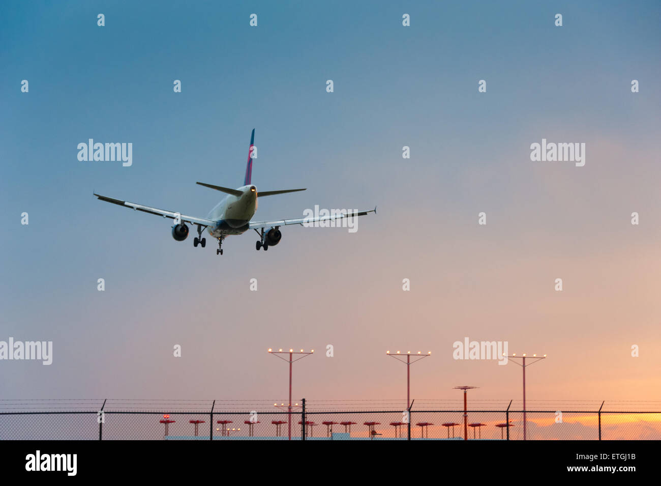 Delta Airlines passenger jet en descente pour l'atterrissage à l'Aéroport International d'Atlanta à Atlanta, Géorgie, USA. Banque D'Images