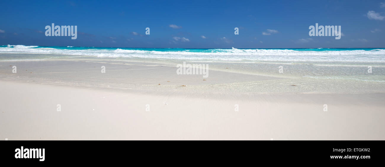 Côte de la mer des Caraïbes. Belle vue sur la plage tropicale Banque D'Images Côte de la mer des Caraïbes. Belle vue sur la plage tropicale Banque D'Images