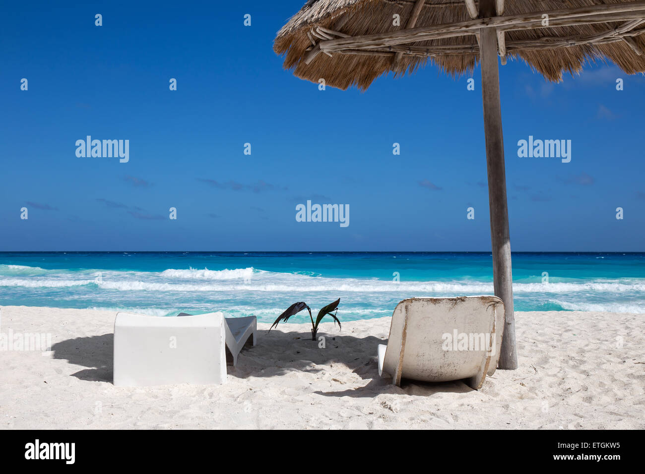 Côte de la mer des Caraïbes avec parasol et lits de plage en bois. Locations de concept Banque D'Images