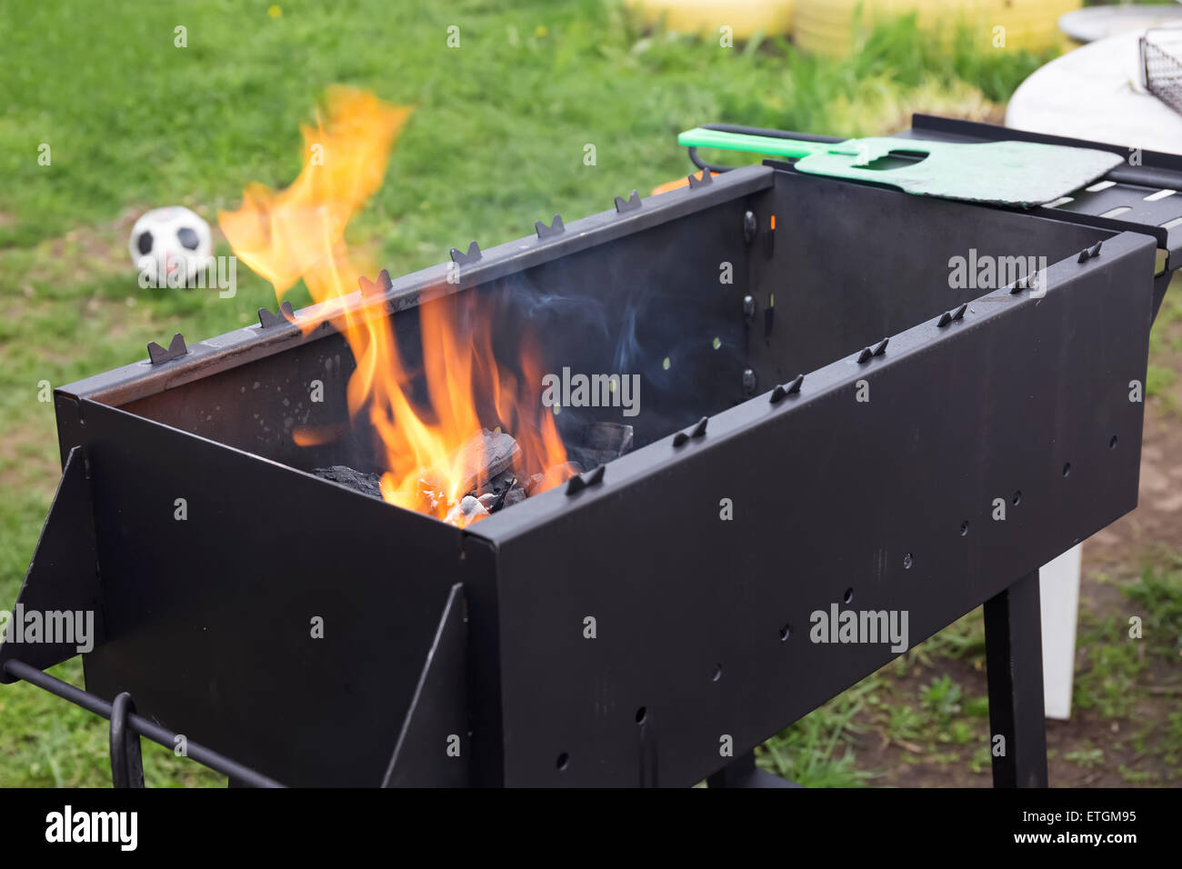 Sex brûlant du charbon, grill en feu Banque D'Images
