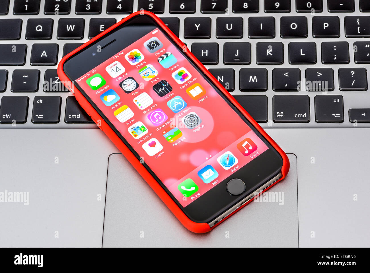 IPhone 6 cas en rouge sur un clavier Apple Macbook Banque D'Images