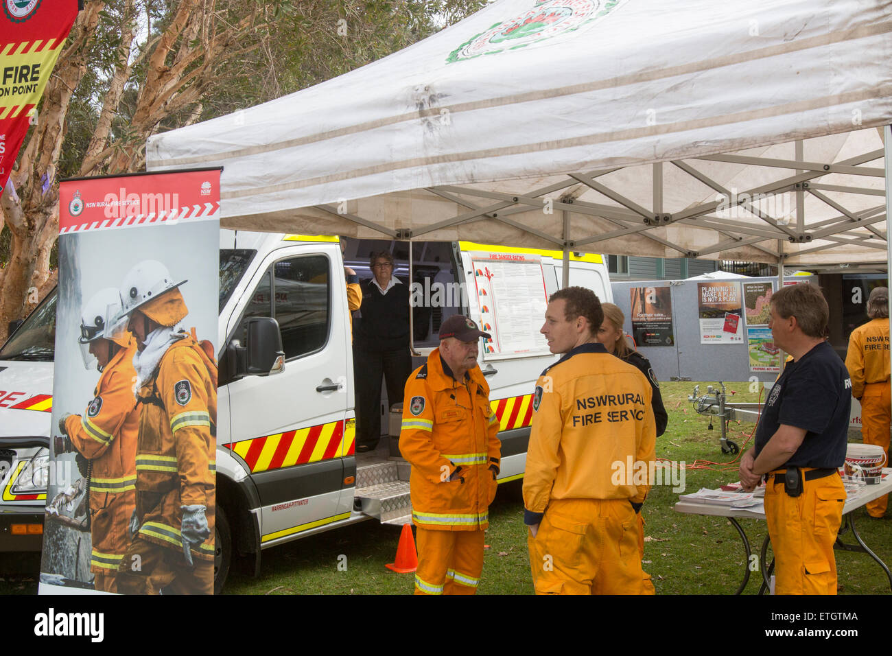 Nouvelle Galles du Sud , milieu rural les pompiers volontaires et les camions incendie offres à Avalon Beach Le tattoo militaire,Sydney, Australie Banque D'Images