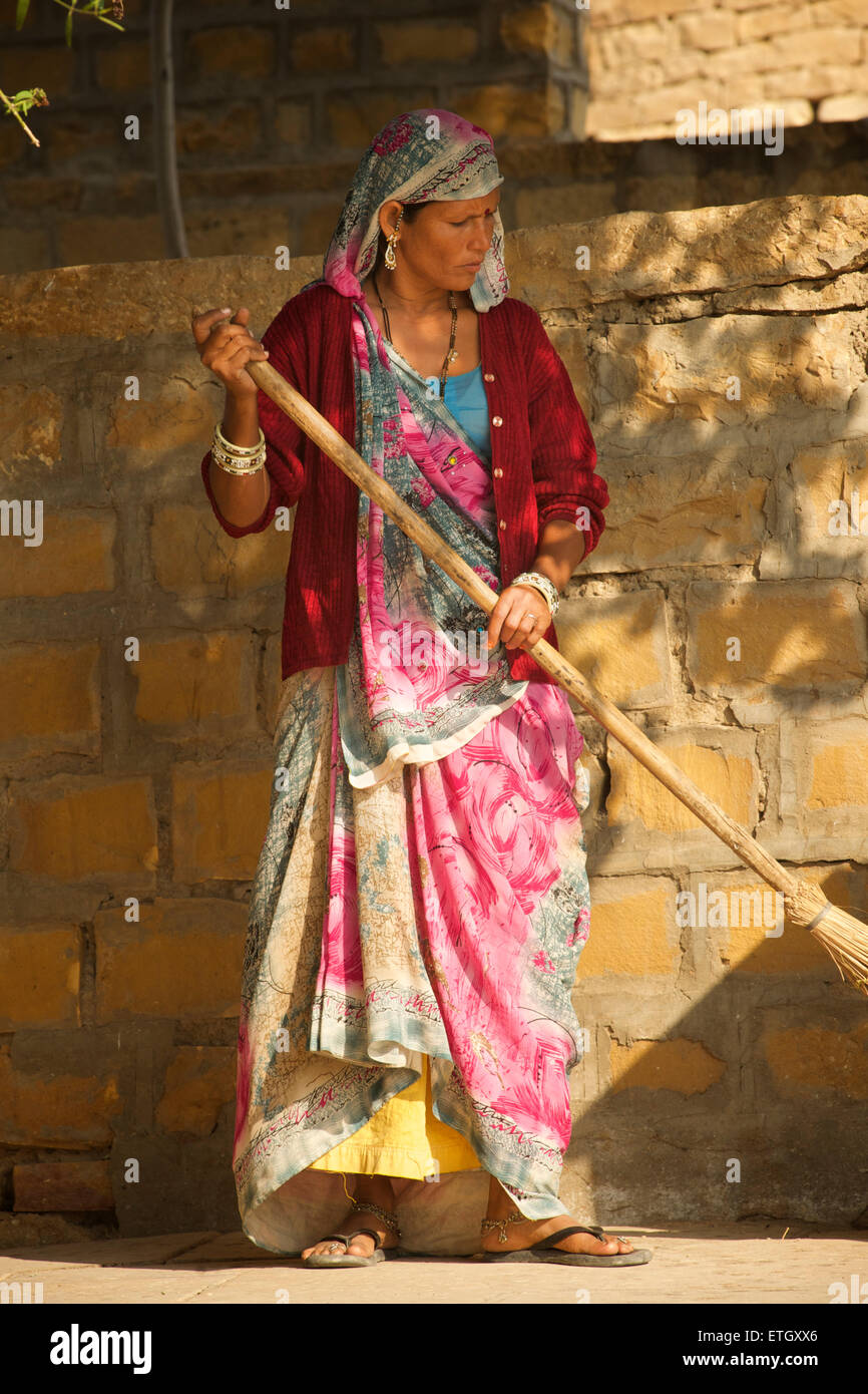 Woman sweeping à Gadi Sagar, Gadisar lake, Jaisalmer, Rajasthan, India Banque D'Images