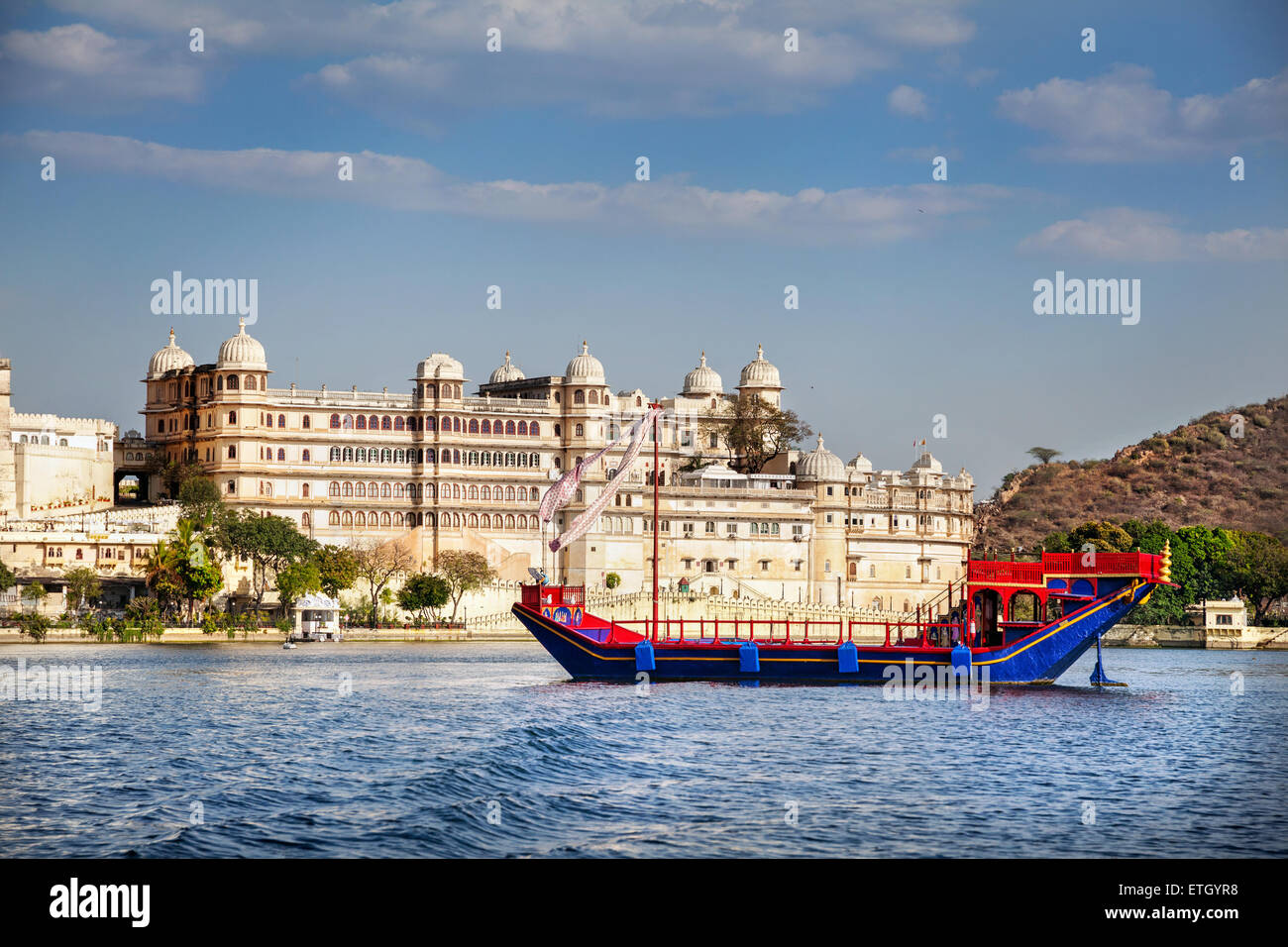 Bateau sur le lac Pichola avec vue sur le Palais de la ville de blue sky à Udaipur, Rajasthan, Inde Banque D'Images