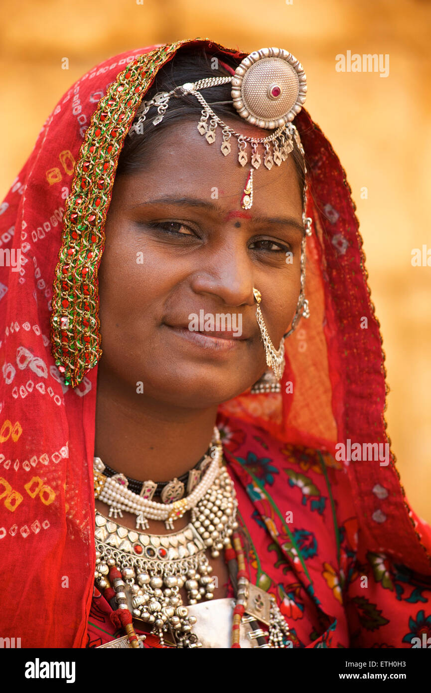 Portrait d'une femme dans du Rajasthan Rajasthani distinctif robe et bijoux, Jaisalmer, Inde Banque D'Images