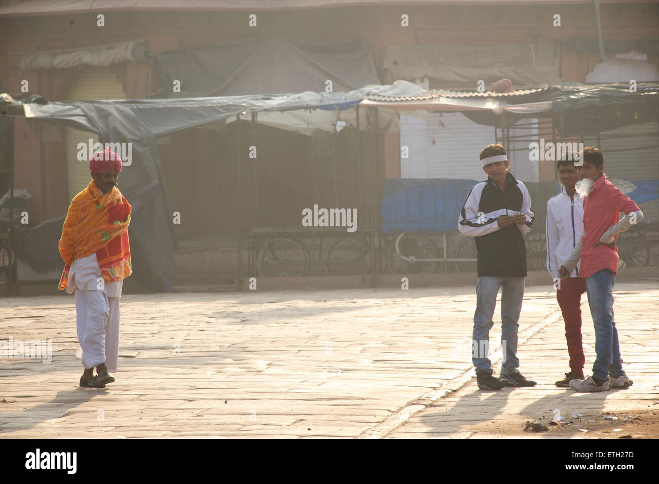 L'homme et des jeunes. du Rajasthan Sardar Bazar, Jodhpur, Rajasthan, India Banque D'Images