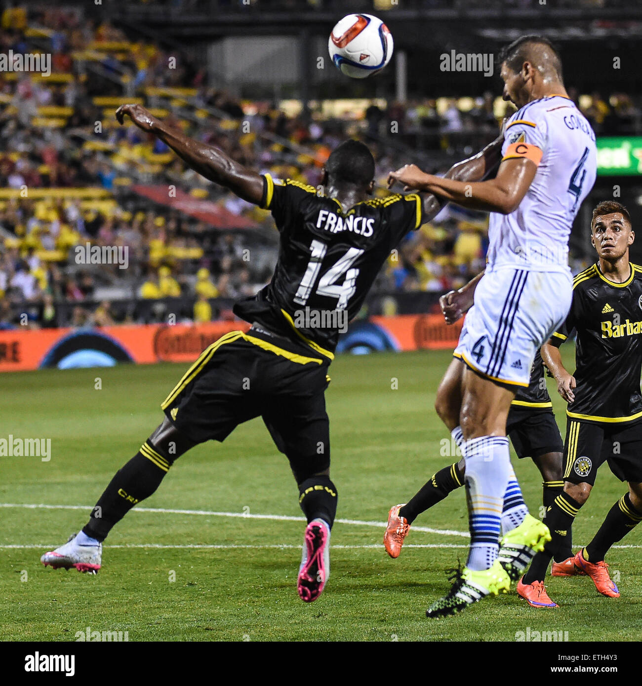 Columbus, Ohio, USA. 13 Juin, 2015. Los Angeles Galaxy defender Omar Gonzalez (4) remporte l'en-tête contre Columbus Crew SC defender Waylon Francis (14) lors d'un match de saison régulière entre Columbus Crew SC et le Los Angeles Galaxy à Mapfre Stadium à Columbus, Ohio. Credit : Brent Clark/Alamy Live News Banque D'Images