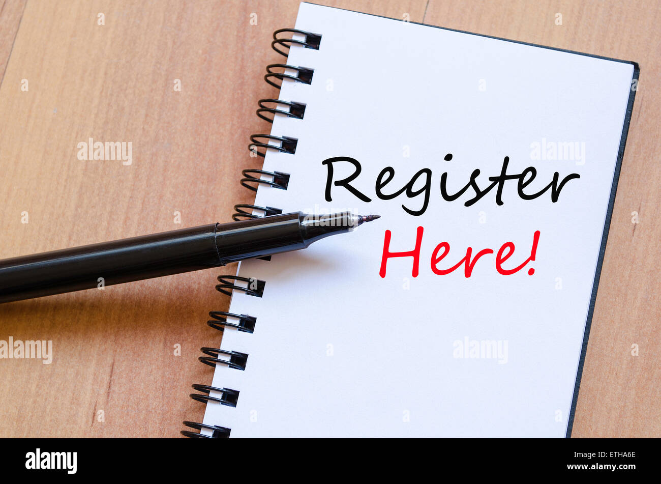 Le bloc-notes et stylo encre blanche sur le bureau en bois s'inscrire ici concept Banque D'Images