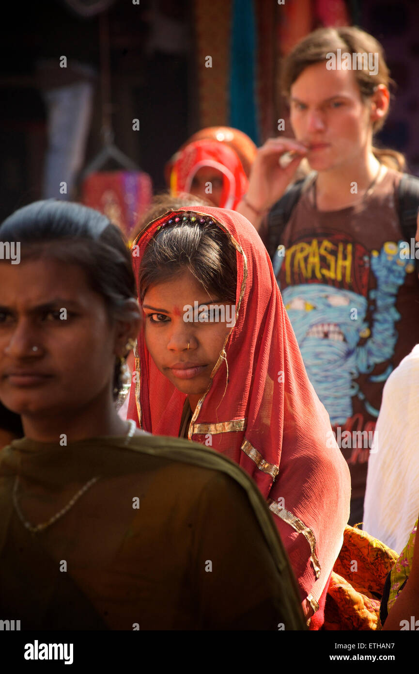 Femme indienne et l'homme occidental dans une foule à Pushkar mela, Rajasthan, Inde Banque D'Images