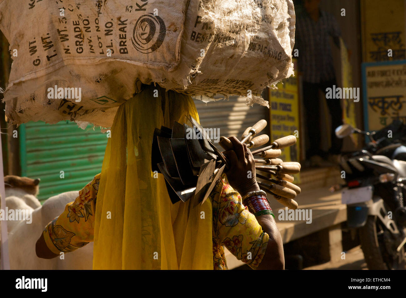 Femme indienne en sari transportant des marchandises au marché, Jaisalmer, Rajasthan, India Banque D'Images