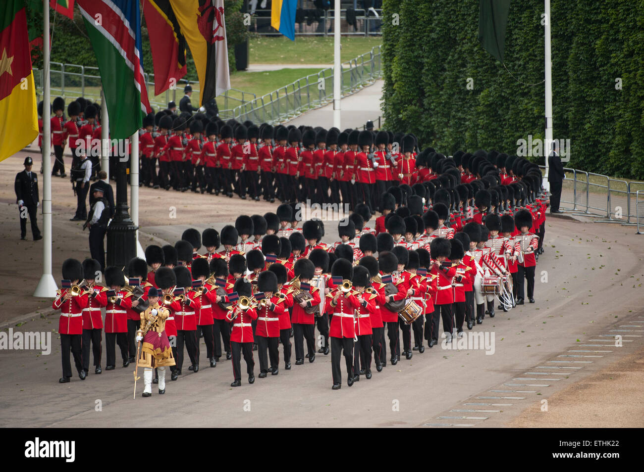 La bande de Grenadier Guards arrive à Horse Guards Parade 2015 pour la cérémonie des couleurs dans le centre de Londres. Banque D'Images