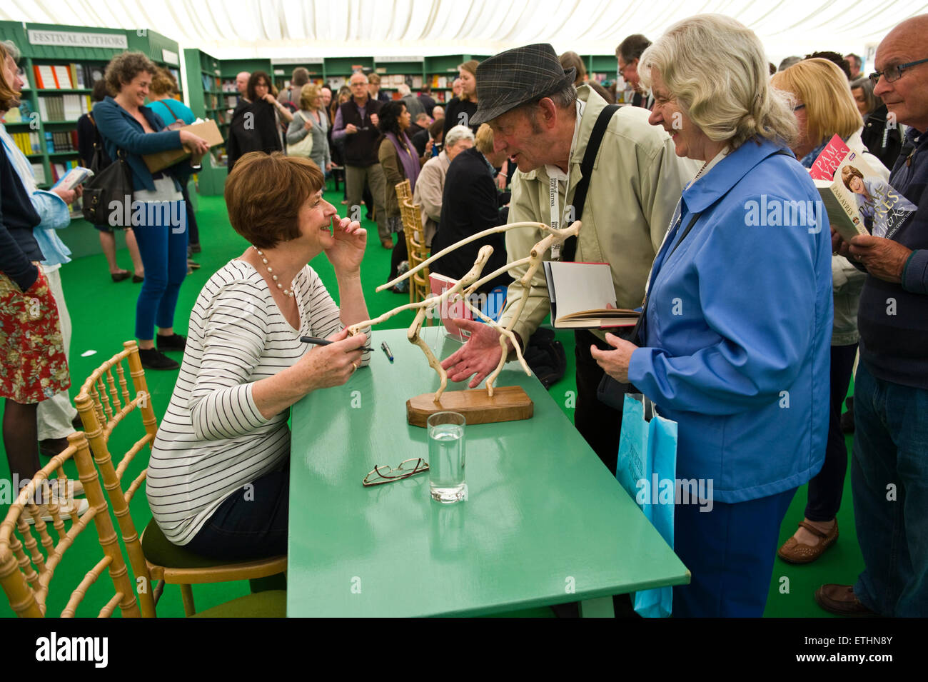 Pam Ayers & poète auteur livre signature avec les fans en librairie au Hay Festival 2015 Banque D'Images