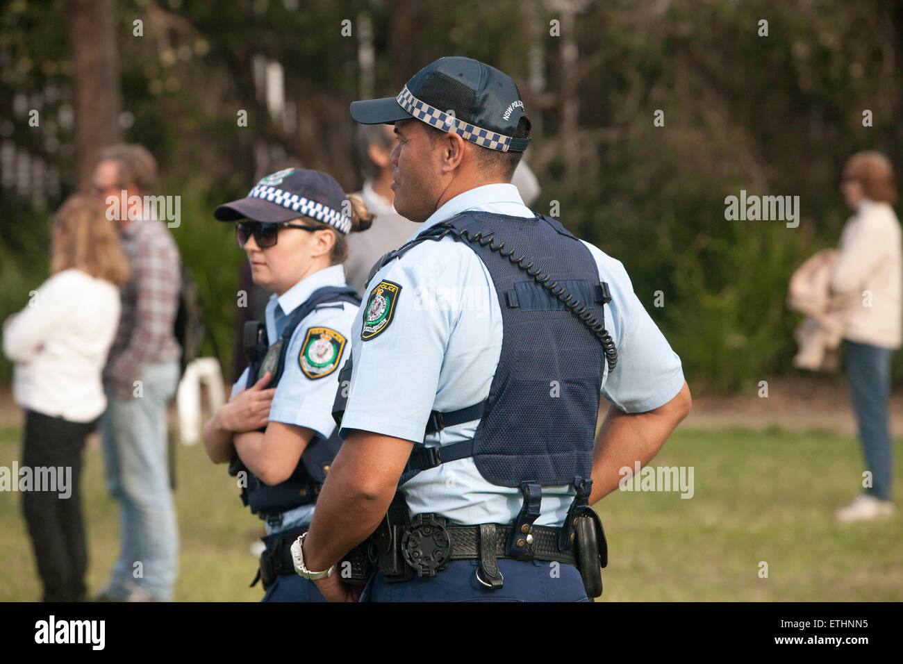 Les agents de police de Nouvelle-Galles du Sud hommes femmes en patrouille à l'Avalon Beach Le tattoo militaire sur les plages du nord de Sydney, NSW, Australie Banque D'Images
