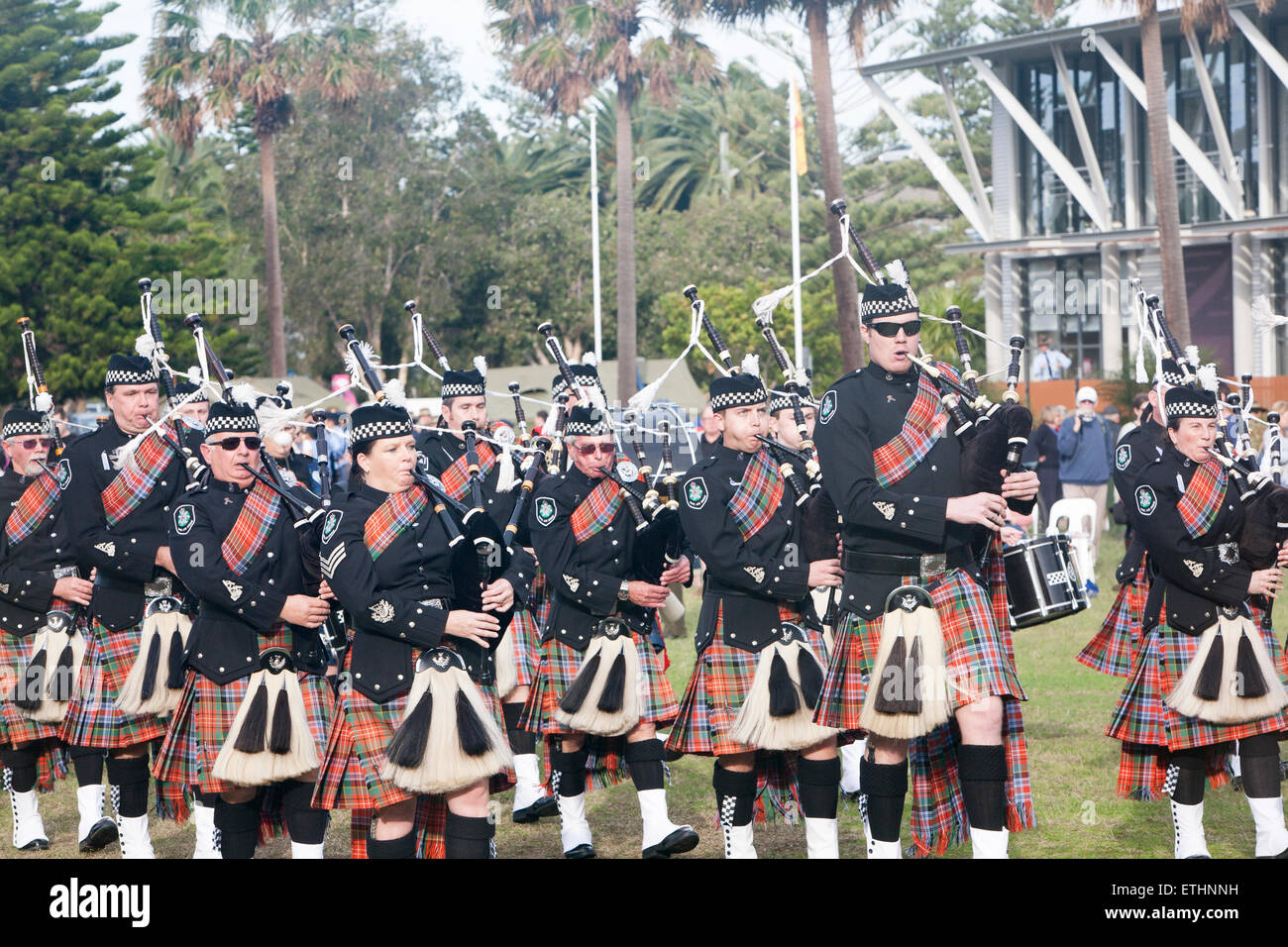 Avalon Beach Sydney Le tattoo militaire impliquant Australian Federal Police pipe band et groupes communautaires locaux, de l'Australie Banque D'Images