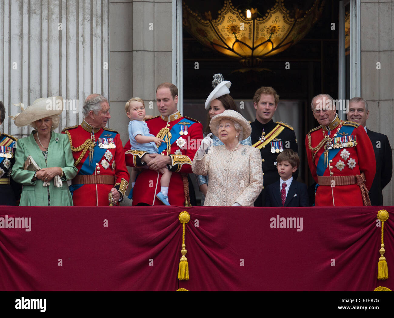 Prince George's première apparition sur le balcon de Buckingham Palace avec la reine Elizabeth et la famille royale britannique. Banque D'Images