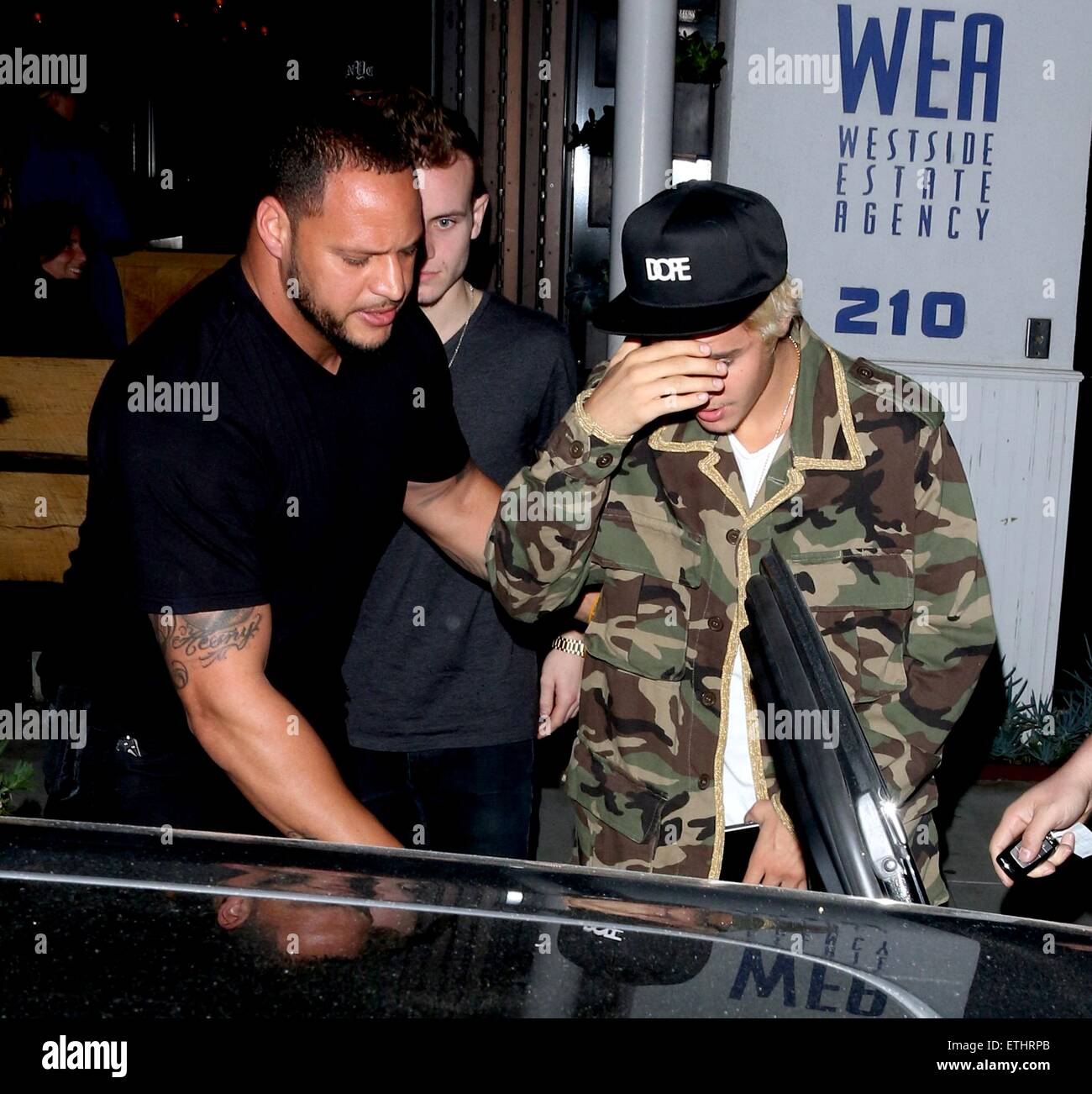 Justin Bieber dehors et environ dans la région de Beverly Hills wearing red  sneakers, dope baseball cap et une veste de camouflage tresse dorée avec :  Justin Bieber Où : Los Angeles,