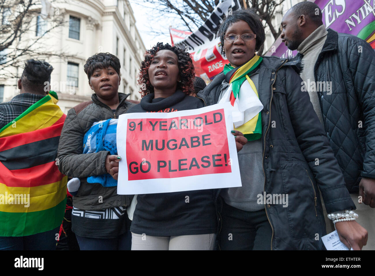 Protestation des militants à l'extérieur de l'Ambassade du Zimbabwe à Londres contre le Zimbabwe Le président Robert Mugabe pour son 91e anniversaire avec l'atmosphère : où : London, Royaume-Uni Quand : 21 Mar 2015 Crédit : Peter Maclaine/WENN.com Banque D'Images