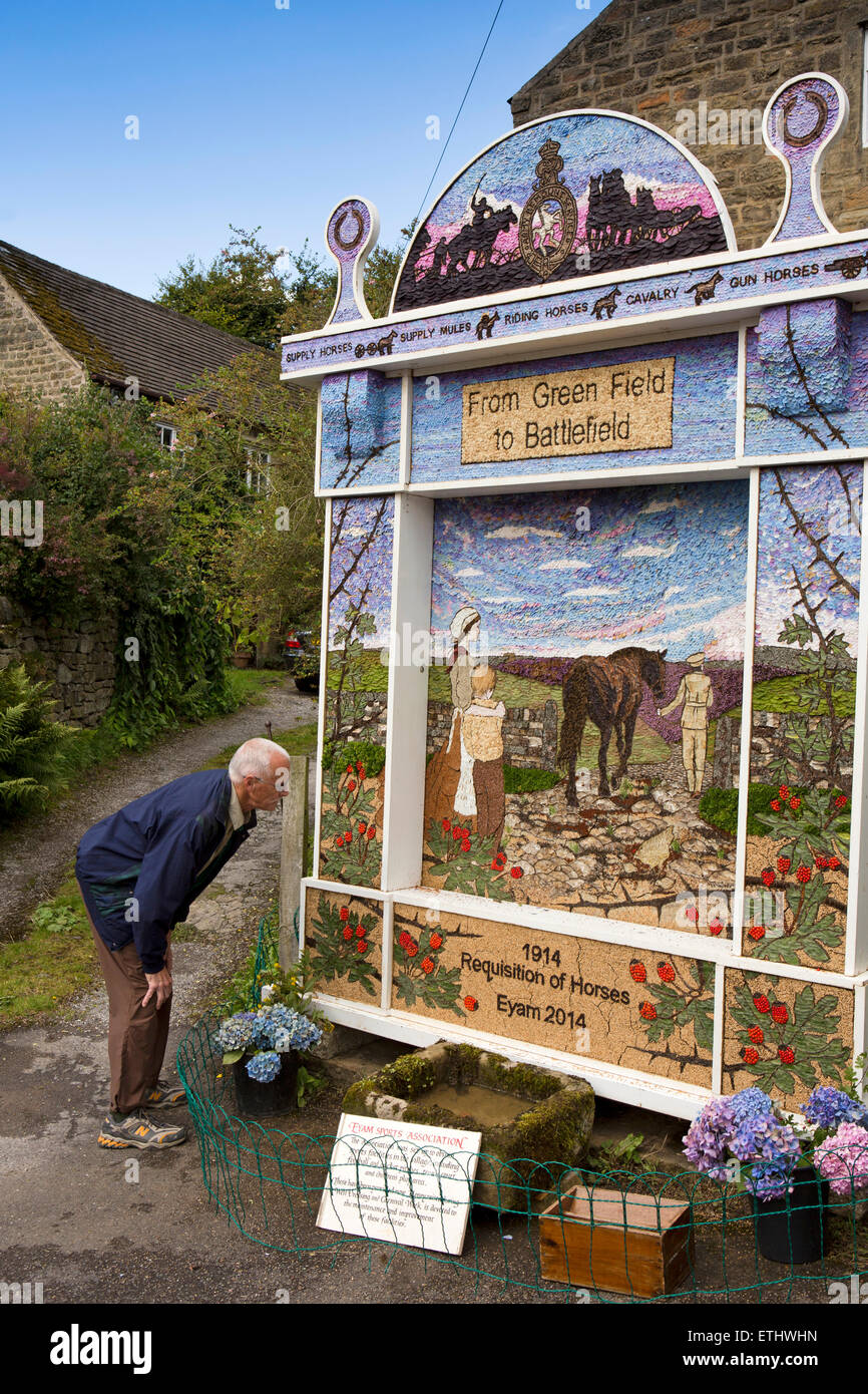 Royaume-uni, Angleterre, Derbyshire, Eyam, peu de visiteurs à bord, près de la tête de la ville et s'habiller Banque D'Images