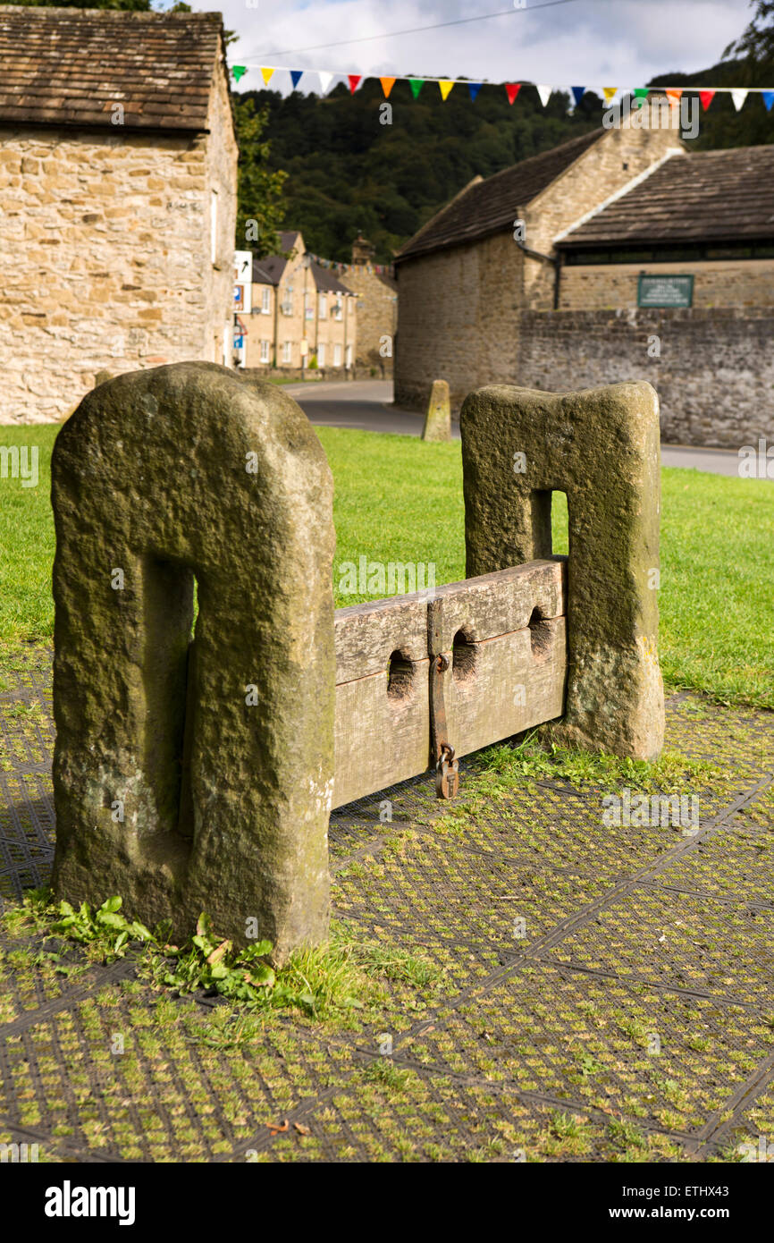 Royaume-uni, Angleterre, Derbyshire, Eyam, Place du Marché, début xixe siècle en bois et pierre stocks corporels Banque D'Images