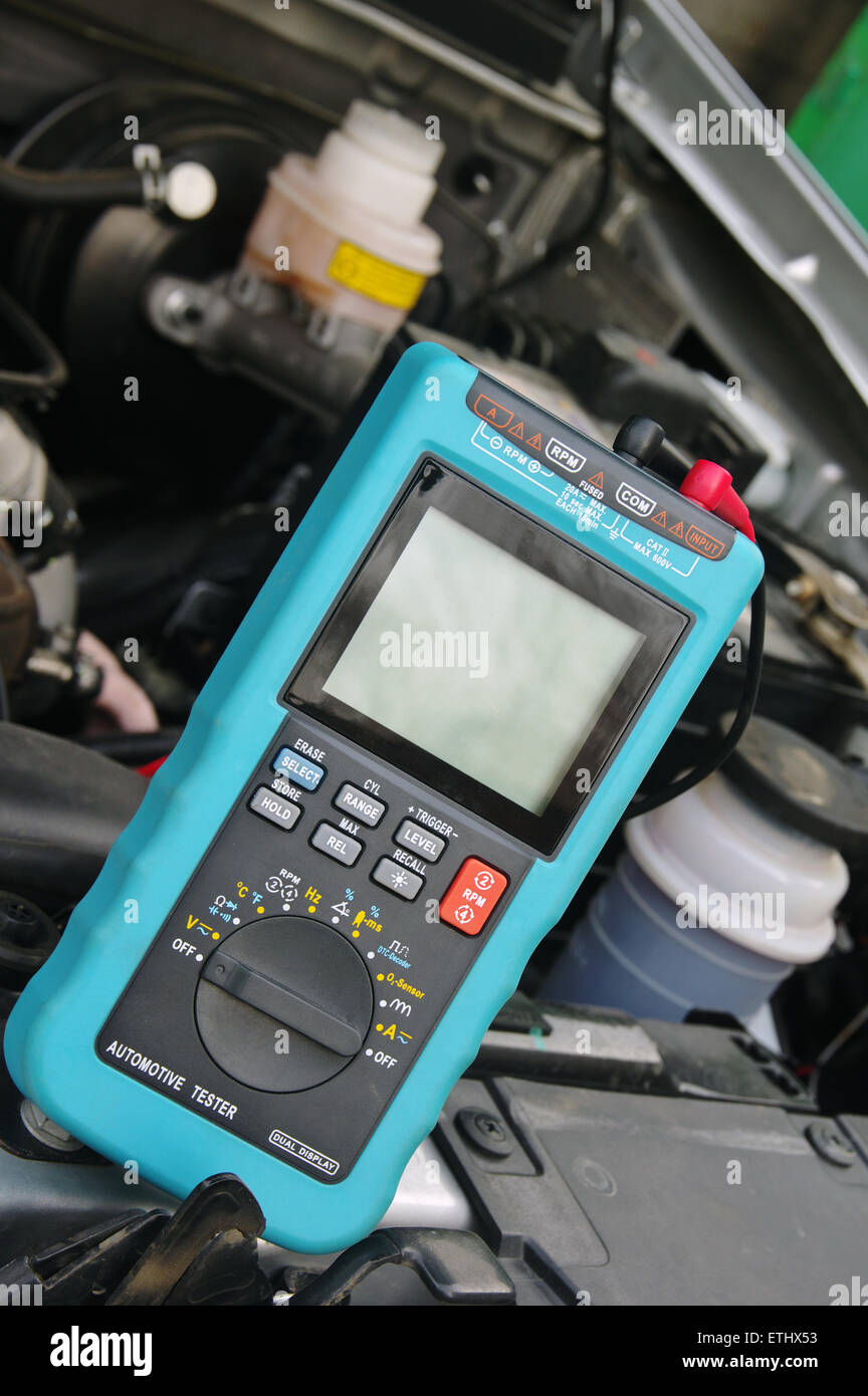 L'outil de diagnostic automobile dans le contexte du véhicule à moteur Banque D'Images L'outil de diagnostic automobile dans le contexte du véhicule à moteur Banque D'Images