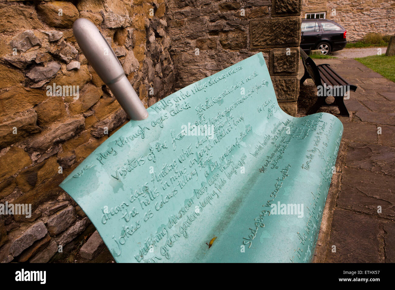 Royaume-uni, Angleterre, Derbyshire, Eyam, la place, le banc en forme de soie brodée, avec aiguille géant Banque D'Images