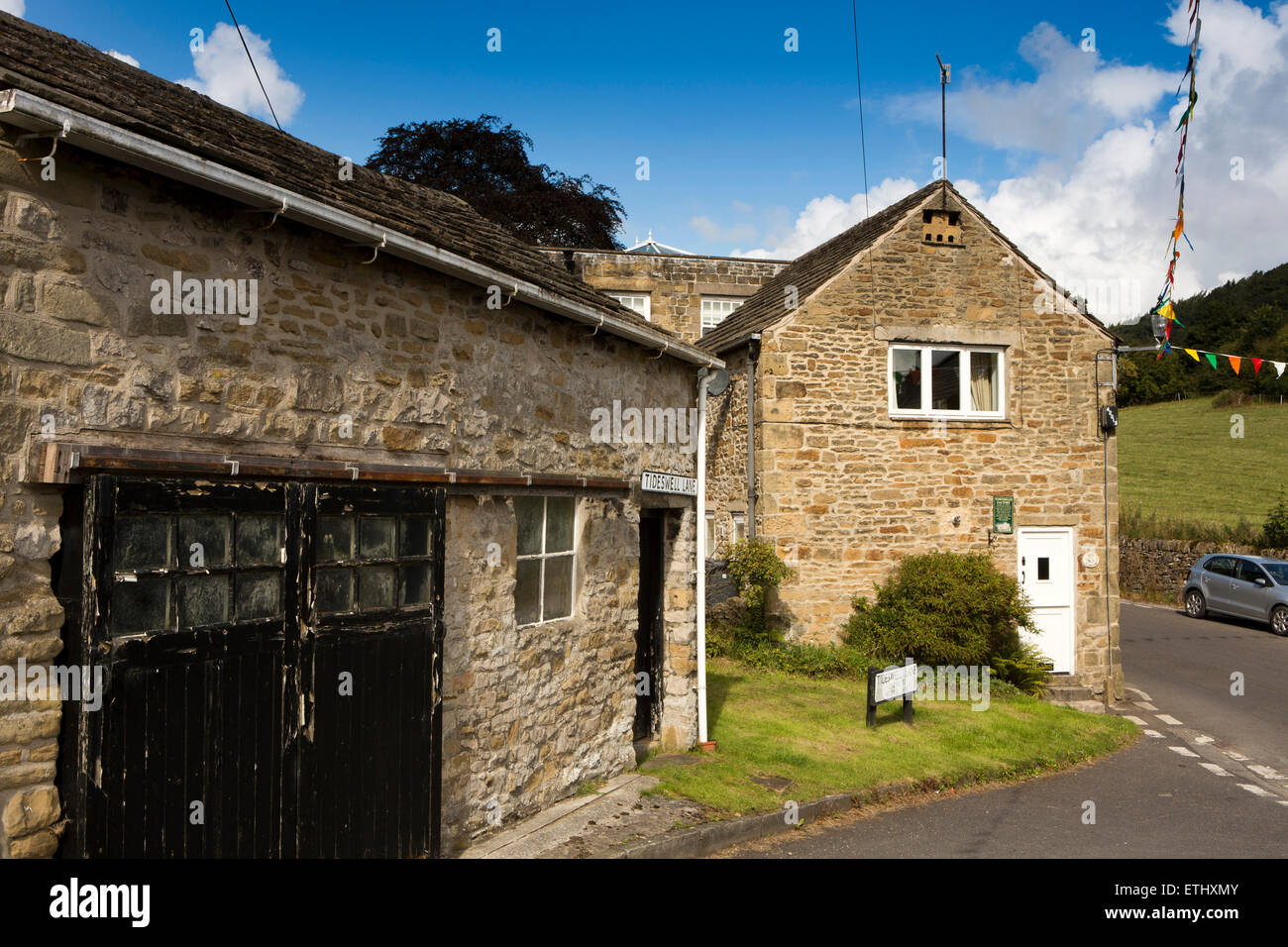 Royaume-uni, Angleterre, Derbyshire, Eyam, Townhead, Ralph Lane Tideswell to Wain's1735 usine de tissage de soie, avec pigeonnier en mur pignon au se Banque D'Images